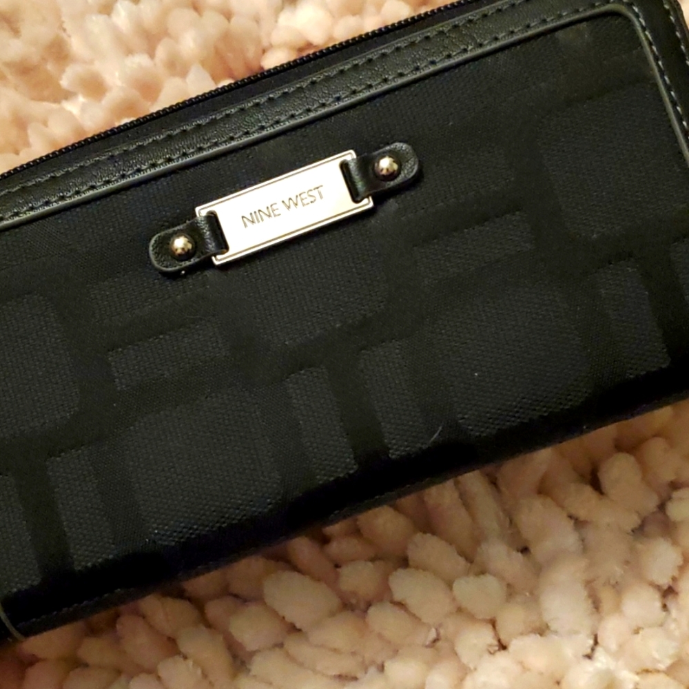 NWOT- NINE WEST WOMENS WALLET